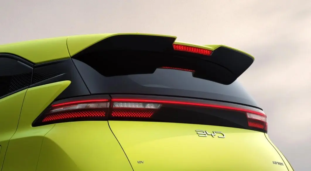 Siluet Belakang yang Tegas